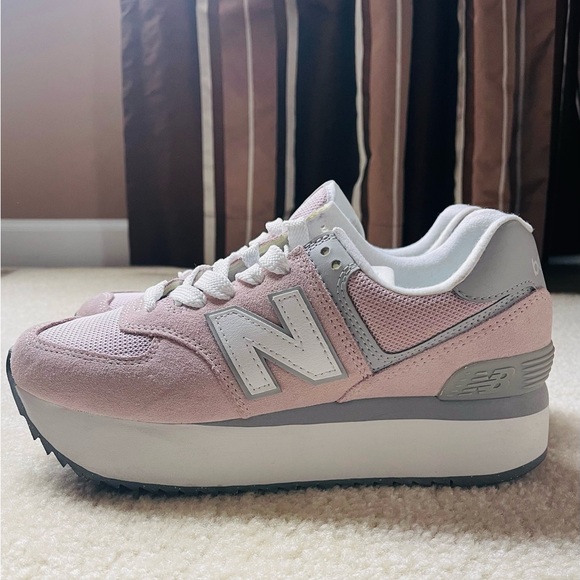 New Balance 574 Women's Pink Sneakers Size 9W - Picture 2 of 5